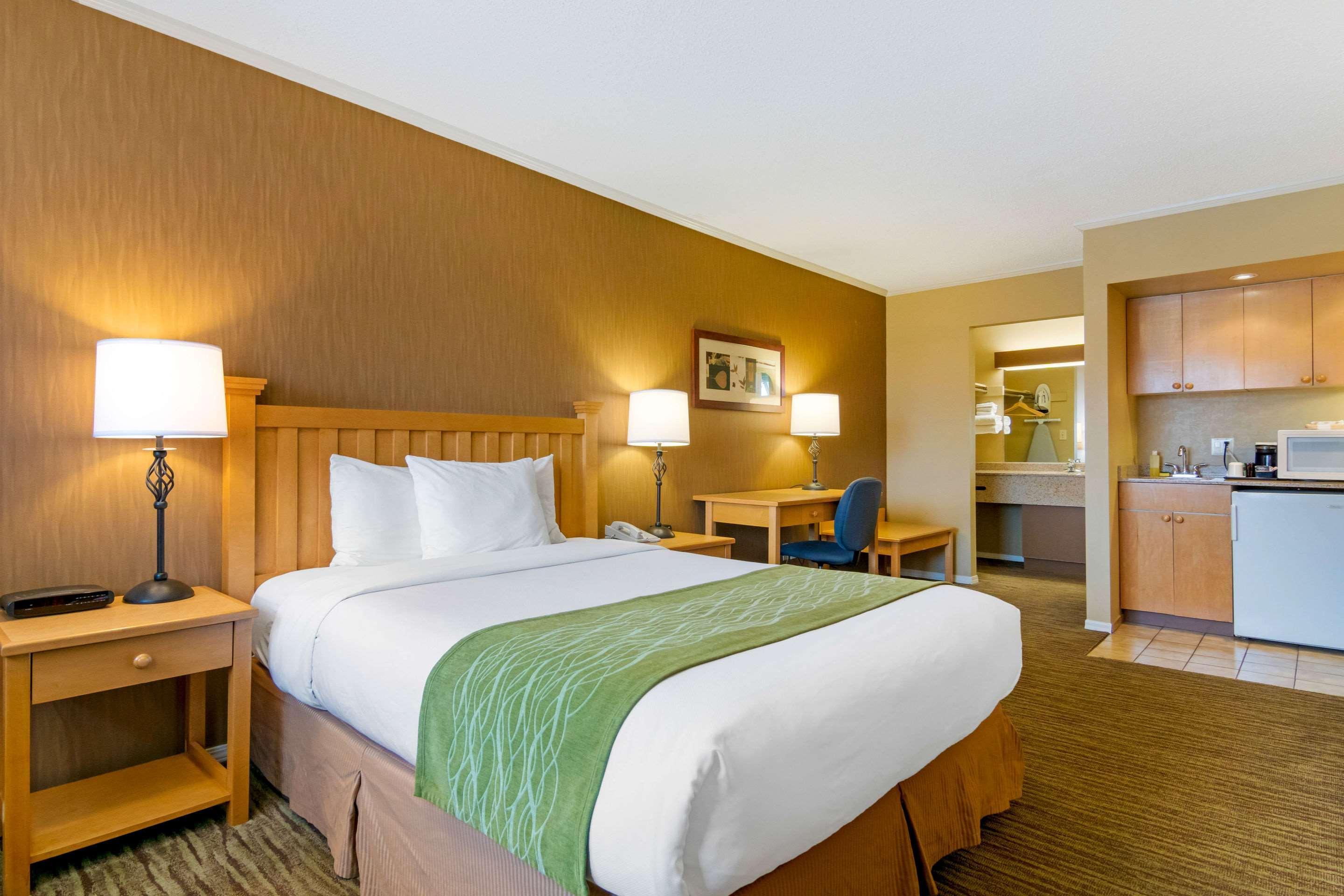 Econo Lodge Inn & Suites North Vancouver Exterior photo