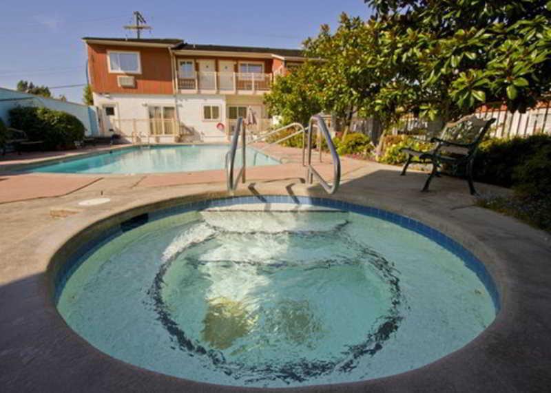 Econo Lodge Inn & Suites North Vancouver Exterior photo