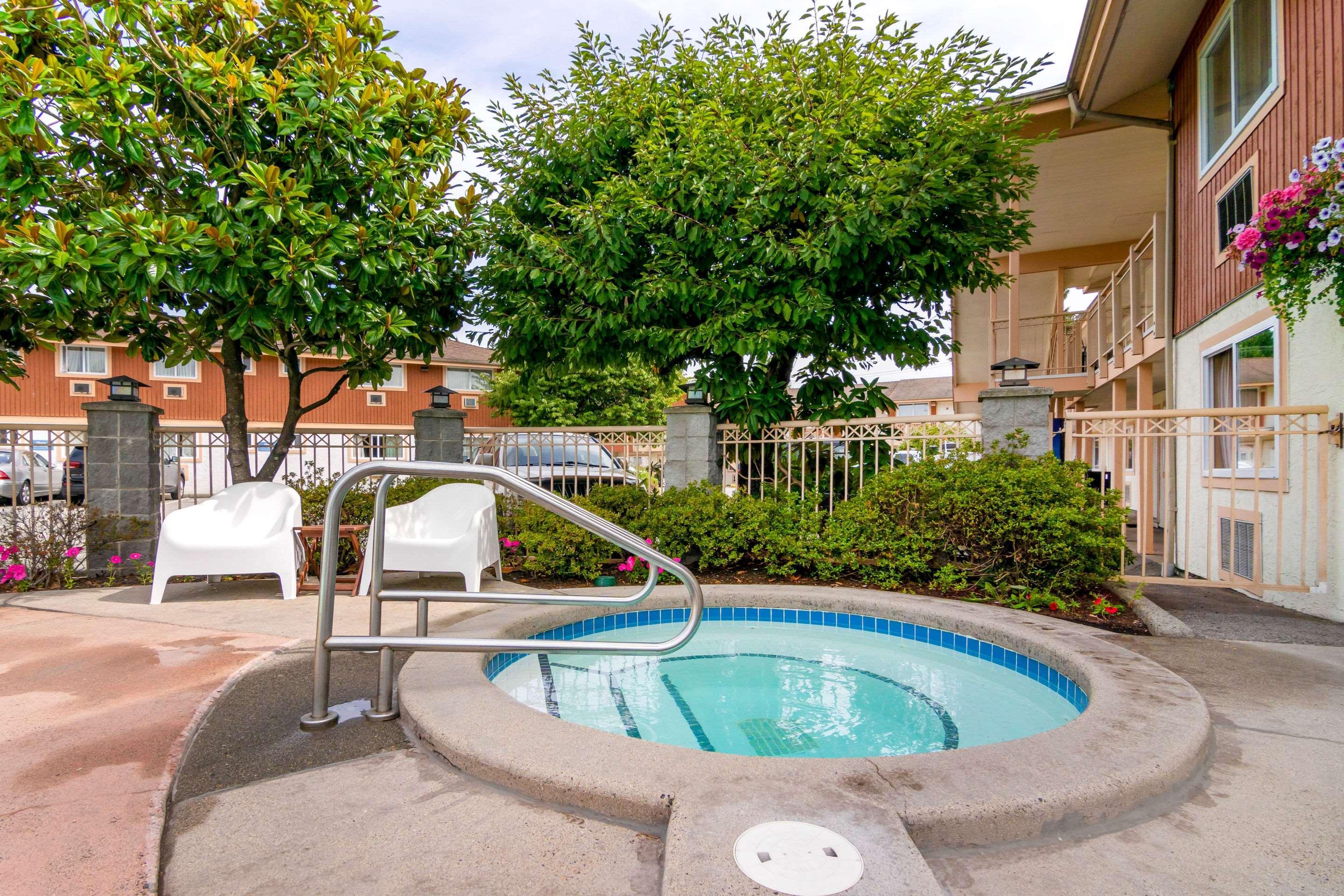 Econo Lodge Inn & Suites North Vancouver Exterior photo