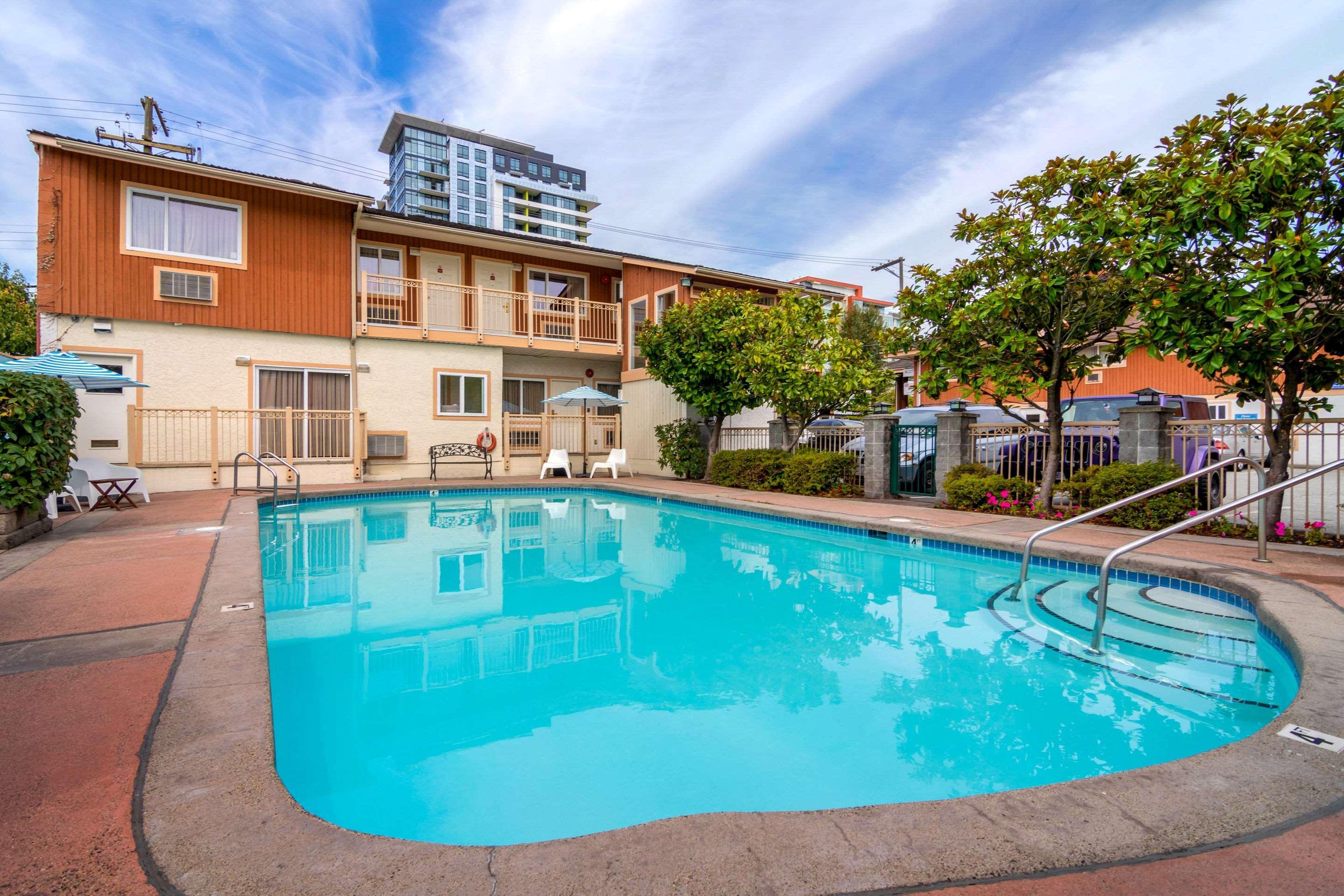 Econo Lodge Inn & Suites North Vancouver Exterior photo