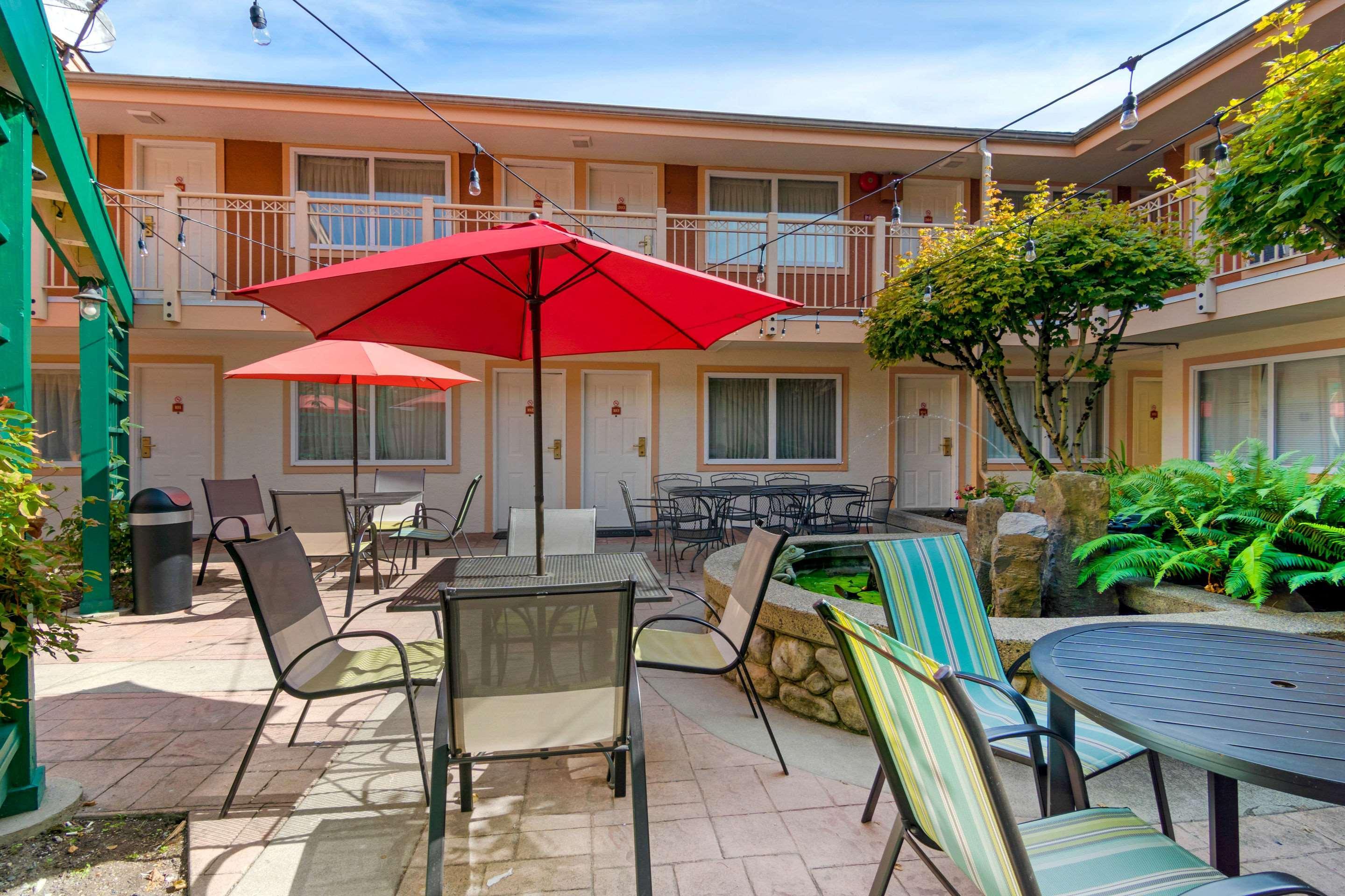 Econo Lodge Inn & Suites North Vancouver Exterior photo