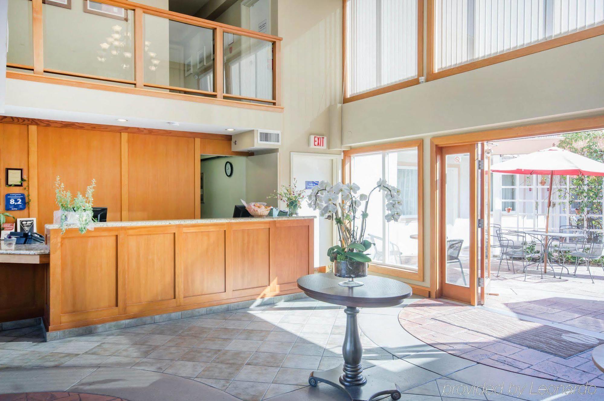 Econo Lodge Inn & Suites North Vancouver Exterior photo